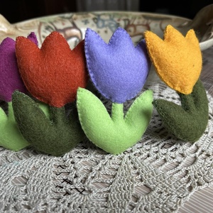 Tulipánok természetes anyagokból (gyapjú) Édesanyáknak, Nagymamáknak, Dédnagymamáknak vagy CSAK ÚGY, Otthon & Életmód, Dekoráció, Virágdísz és tartó, Csokor & Virágdísz, Varrás, MESKA