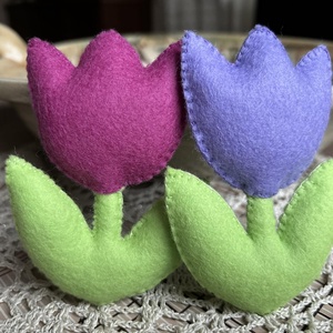 Tulipánok természetes anyagokból (gyapjú) Édesanyáknak, Nagymamáknak, Dédnagymamáknak vagy CSAK ÚGY - otthon & életmód - dekoráció - virágdísz és tartó - csokor & virágdísz - Meska.hu