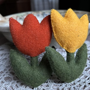 Tulipánok természetes anyagokból (gyapjú) Édesanyáknak, Nagymamáknak, Dédnagymamáknak vagy CSAK ÚGY - otthon & életmód - dekoráció - virágdísz és tartó - csokor & virágdísz - Meska.hu