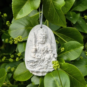 Jesmonite felakasztható dísztárgy Buddha, Otthon & Életmód, Dekoráció, Dekoratív figurák és szobrok, Gipszöntés, MESKA