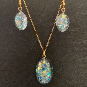 Kék csillogós, pillangós fülbevaló és nyaklánc szett - ékszer - ékszerszett - Meska.hu