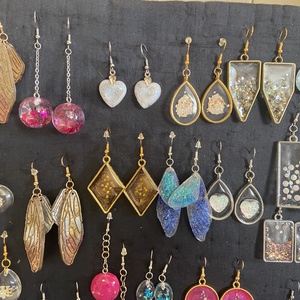 Epoxy fülbevalók 1. - ékszer - fülbevaló - lógó fülbevaló - Meska.hu