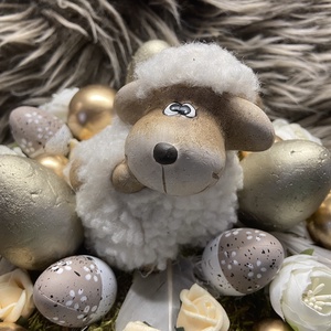 Nagyméretű tojásos, bárányos asztaldísz, Otthon & Életmód, Dekoráció, Húsvéti asztaldíszek, , Méretes tálban nagyméretű díszes bárányka tollakkal és tojásokkal díszítve., MESKA