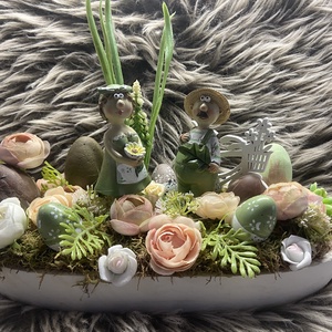 Ovális tálban kertészkedő néni-bácsi asztaldísz, Otthon & Életmód, Dekoráció, Asztal és polc dekoráció, Asztaldísz, , Ovális tálban tavaszi pillanatkép, MESKA