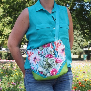 Kaktuszos virágos oldaltáska / crossbody - táska & tok - kézitáska & válltáska - vállon átvethető táska - Meska.hu