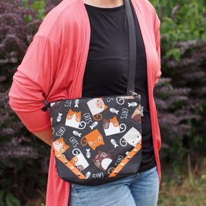 Fekete alapon cicás oldaltáska / crossbody  - táska & tok - kézitáska & válltáska - vállon átvethető táska - Meska.hu