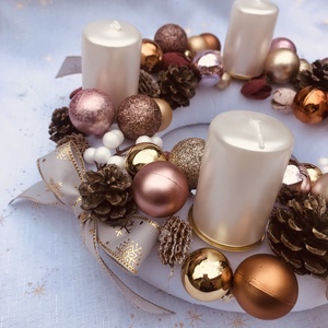 Adventi koszorú rózsaszín és aranyban - karácsony - adventi díszek - adventi koszorú - Meska.hu
