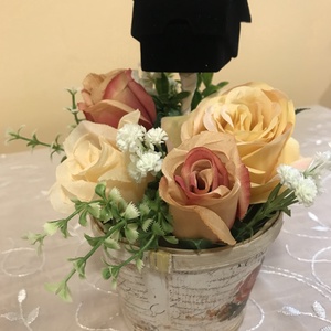 Mini rózsás kaspó ballagó kalappal, Otthon & Lakás, Dekoráció, Virágdísz és tartó, Virágbox, virágdoboz, Virágkötés, Meska