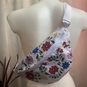 Fehér népi mintás övtáska - táska & tok - övtáska - Meska.hu