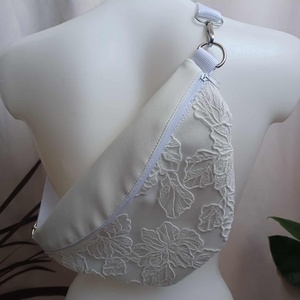 Tejfehér műbőr övtáska - táska & tok - övtáska - Meska.hu