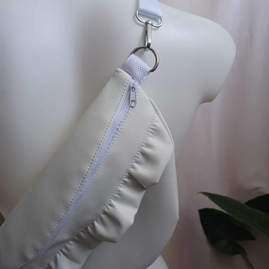 Tejfehér fodros műbőr övtáska  - táska & tok - övtáska - Meska.hu