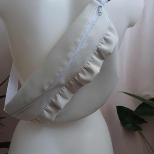 Tejfehér fodros műbőr övtáska  - táska & tok - övtáska - Meska.hu