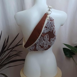 Barna műbőr övtáska csipkével , Táska & Tok, Övtáska, , MESKA