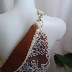 Barna műbőr övtáska csipkével  - táska & tok - övtáska - Meska.hu