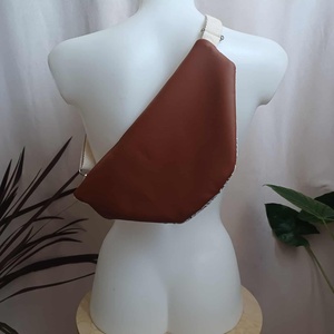 Barna műbőr övtáska csipkével  - táska & tok - övtáska - Meska.hu