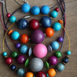 Színes fa  golyó nyaklánc - Meska.hu