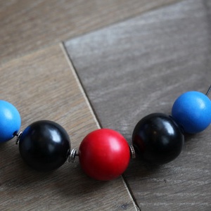 Fekete-piros-kék fa golyó nyaklánc - Meska.hu