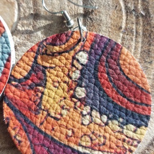 Színes bőr fülbevaló - ékszer - fülbevaló - lógós kerek fülbevaló - Meska.hu