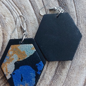 Szögletes bőr fülbevaló - ékszer - fülbevaló - lógó fülbevaló - Meska.hu