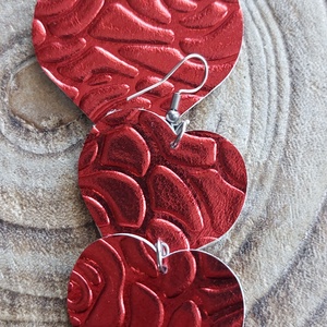 Piros metál szív alakú bőr fülbevaló - ékszer - fülbevaló - lógó fülbevaló - Meska.hu