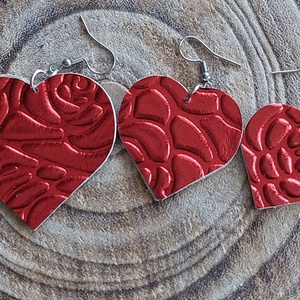 Piros metál szív alakú bőr fülbevaló - ékszer - fülbevaló - lógó fülbevaló - Meska.hu