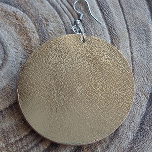 Arany színű bőr fülbevaló, Ékszer, Fülbevaló, Lógó fülbevaló, Bőrművesség, Ékszerkészítés, MESKA