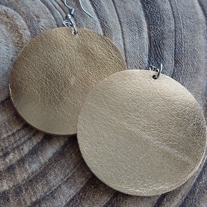 Arany színű bőr fülbevaló - ékszer - fülbevaló - lógó fülbevaló - Meska.hu