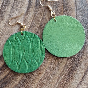 Zöld mintás bőr fülbevaló - ékszer - fülbevaló - lógó fülbevaló - Meska.hu