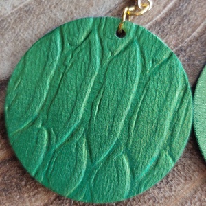 Zöld mintás bőr fülbevaló - ékszer - fülbevaló - lógó fülbevaló - Meska.hu