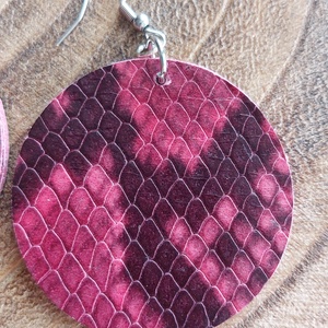 Bordó kígyóbőr mintás bőr fülbevaló - ékszer - fülbevaló - lógó fülbevaló - Meska.hu