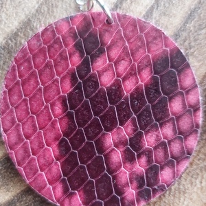 Bordó kígyóbőr mintás bőr fülbevaló - ékszer - fülbevaló - lógó fülbevaló - Meska.hu