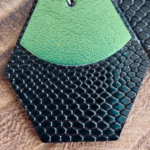 Fekete és zöld bőr fülbevaló - ékszer - fülbevaló - lógós kerek fülbevaló - Meska.hu