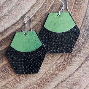 Fekete és zöld bőr fülbevaló, Ékszer, Fülbevaló, Lógós kerek fülbevaló, , MESKA