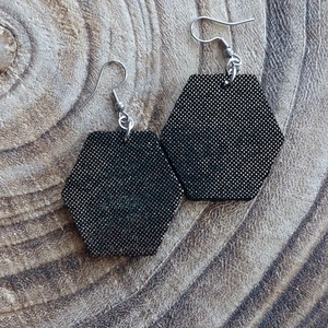 Arany-fekete bőr fübevaló - ékszer - fülbevaló - lógó fülbevaló - Meska.hu