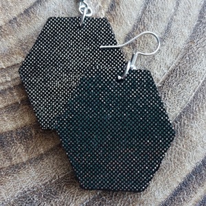 Arany-fekete bőr fübevaló - ékszer - fülbevaló - lógó fülbevaló - Meska.hu