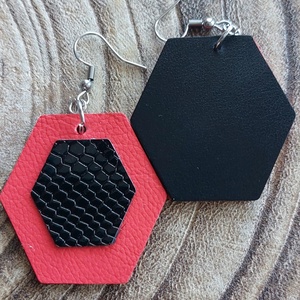 Piros és fekete bőr fülbevaló - ékszer - fülbevaló - lógó fülbevaló - Meska.hu