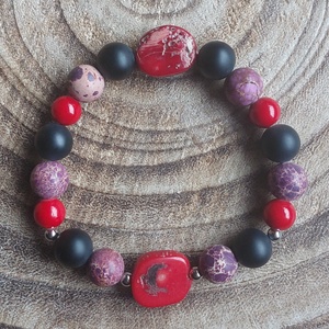 Piros-lila-fekete ásvány karkötő - ékszer - karkötő - gyöngyös karkötő - Meska.hu