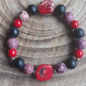 Piros-lila-fekete ásvány karkötő - ékszer - karkötő - gyöngyös karkötő - Meska.hu