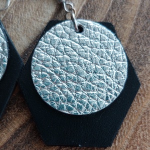 Ezüst fekete bőr fülbevaló - ékszer - fülbevaló - lógó fülbevaló - Meska.hu