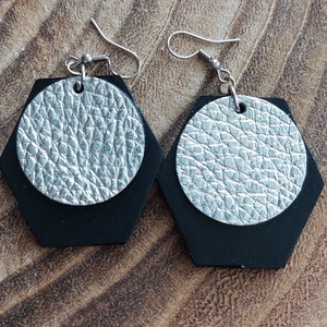 Ezüst fekete bőr fülbevaló, Ékszer, Fülbevaló, Lógó fülbevaló, Bőrművesség, Ékszerkészítés, MESKA
