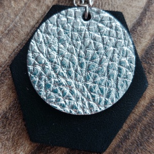 Ezüst fekete bőr fülbevaló - ékszer - fülbevaló - lógó fülbevaló - Meska.hu