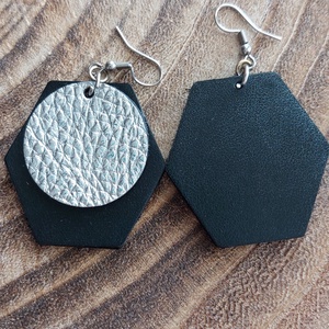 Ezüst fekete bőr fülbevaló - ékszer - fülbevaló - lógó fülbevaló - Meska.hu