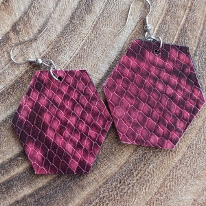 Bordó fekete szögletes bőr fülbevaló, Ékszer, Fülbevaló, Lógó fülbevaló, Bőrművesség, Ékszerkészítés, MESKA