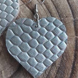 Ezüst fémes hatású szív alakú bőr fülbevaló - ékszer - fülbevaló - lógó fülbevaló - Meska.hu