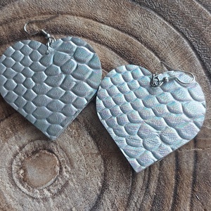 Ezüst fémes hatású szív alakú bőr fülbevaló, Ékszer, Fülbevaló, Lógó fülbevaló, Bőrművesség, Ékszerkészítés, MESKA