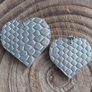 Ezüst fémes hatású szív alakú bőr fülbevaló - ékszer - fülbevaló - lógó fülbevaló - Meska.hu