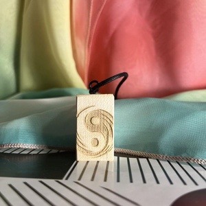 Magatama talizmán, Táska & Tok, Kulcstartó & Táskadísz, Táskaakasztó, Famegmunkálás, MESKA