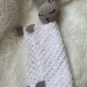 Horgolt nyuszis szundikendő - játék & sport - plüssállat & játékfigura - nyuszi - Meska.hu