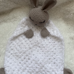 Horgolt nyuszis szundikendő - játék & sport - plüssállat & játékfigura - nyuszi - Meska.hu