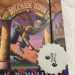 Hímzett könyvjelző_ cicás N betűs - könyvbarátoknak  - könyv & zene - könyvjelző - Meska.hu